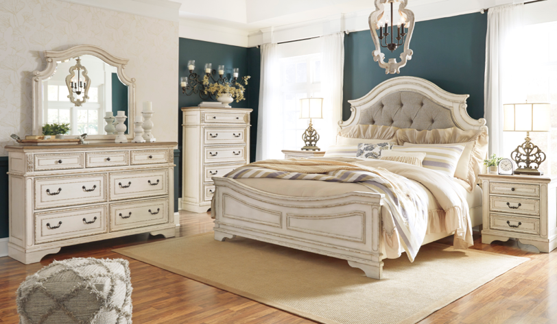 Realyn King Bedroom Set   B743